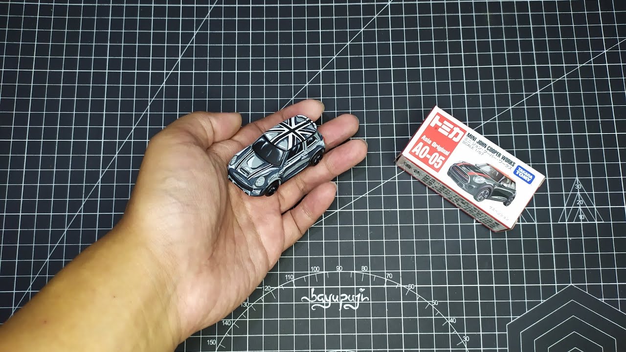Quick Review Diecast Tomica Mini John Cooper Works painted in anime style