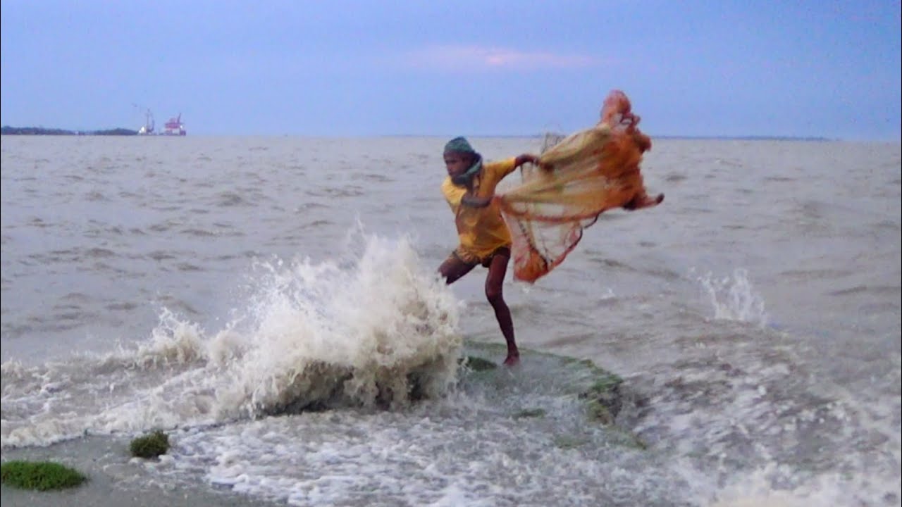 Most Satisfying Cast Net Fishing Video | Cast net fishing at River | Fishing in Rainy Season