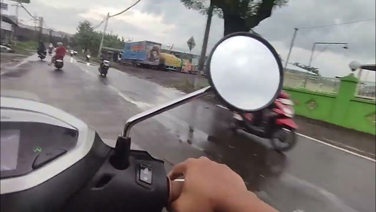 jalan jalan pagi hari refreshing otak & mata melihat hijau daun di jalanan menggunakan sepeda motor