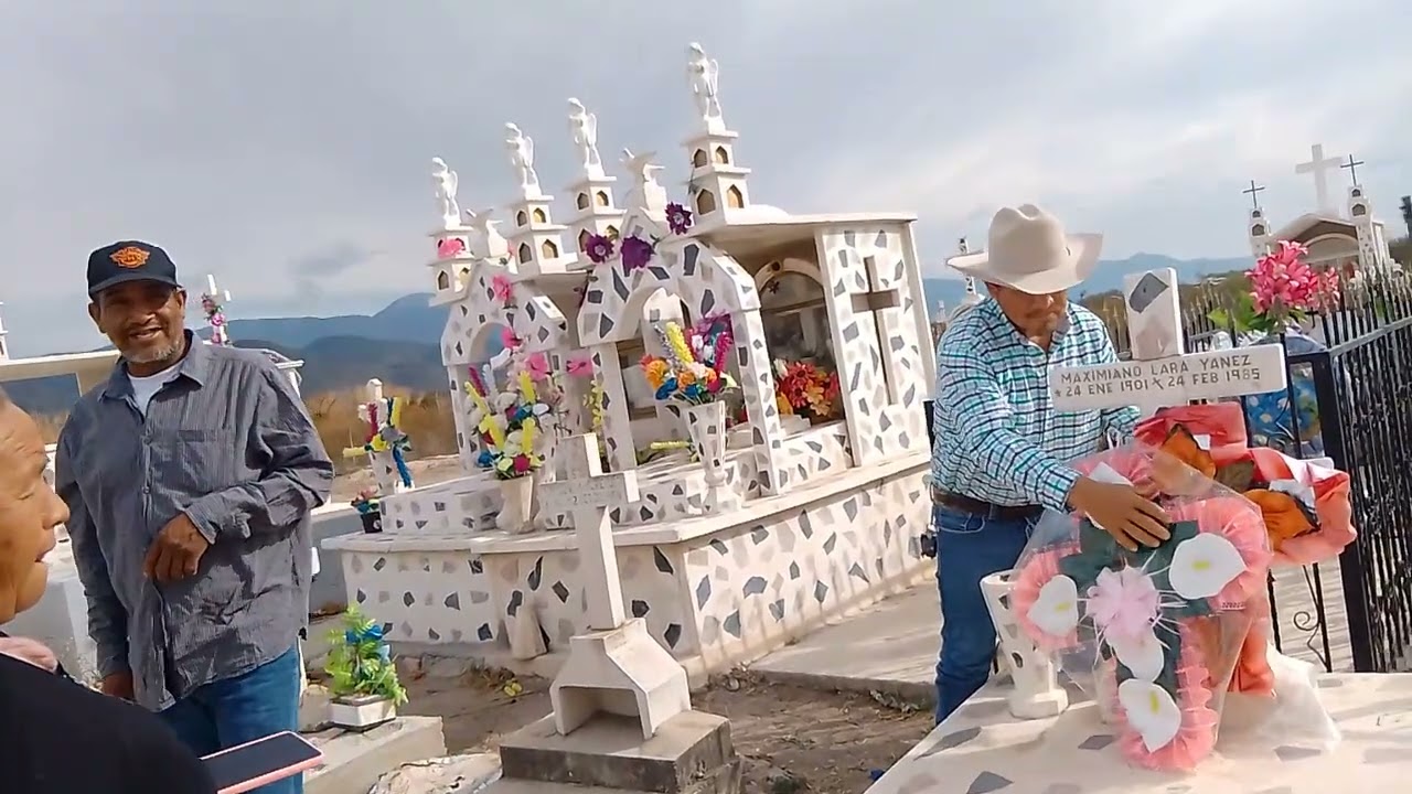 Andamos en el panteón dejando coronas a mi suegra  que ya descansa con Dios 