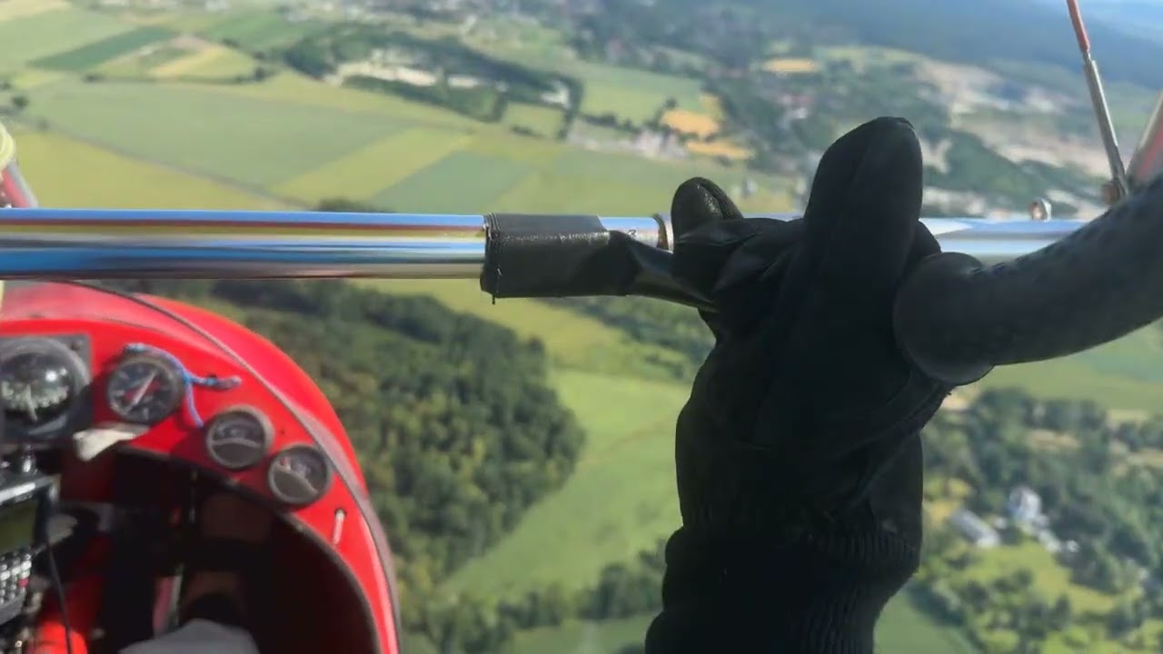 Lot motolotnią u stóp góry Ślęża