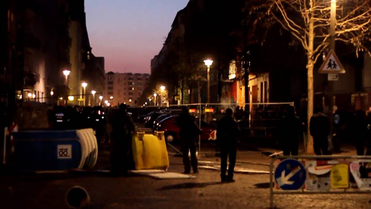 Demo & Krawalle Ecke Rigaer Stra&szlig;e / Liebigstra&szlig;e