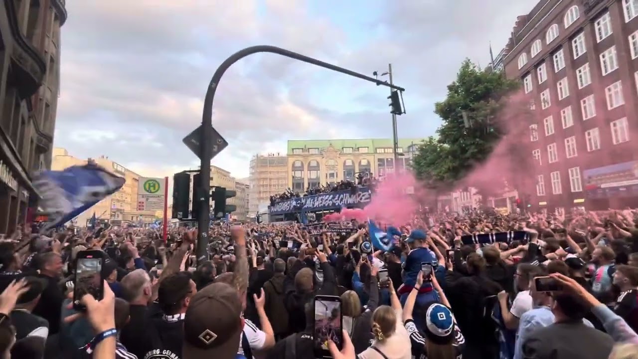 „Wir sind der HSV“: Ekstase am Gänsemarkt bei Aufstiegsparty