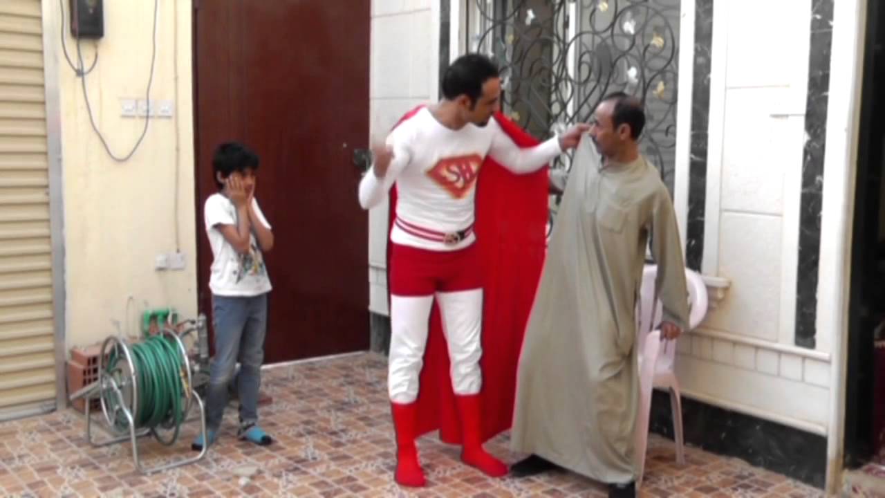 رجل يتحول إلى سوبرمان لفعل الخير - A man turns to Superman to do good