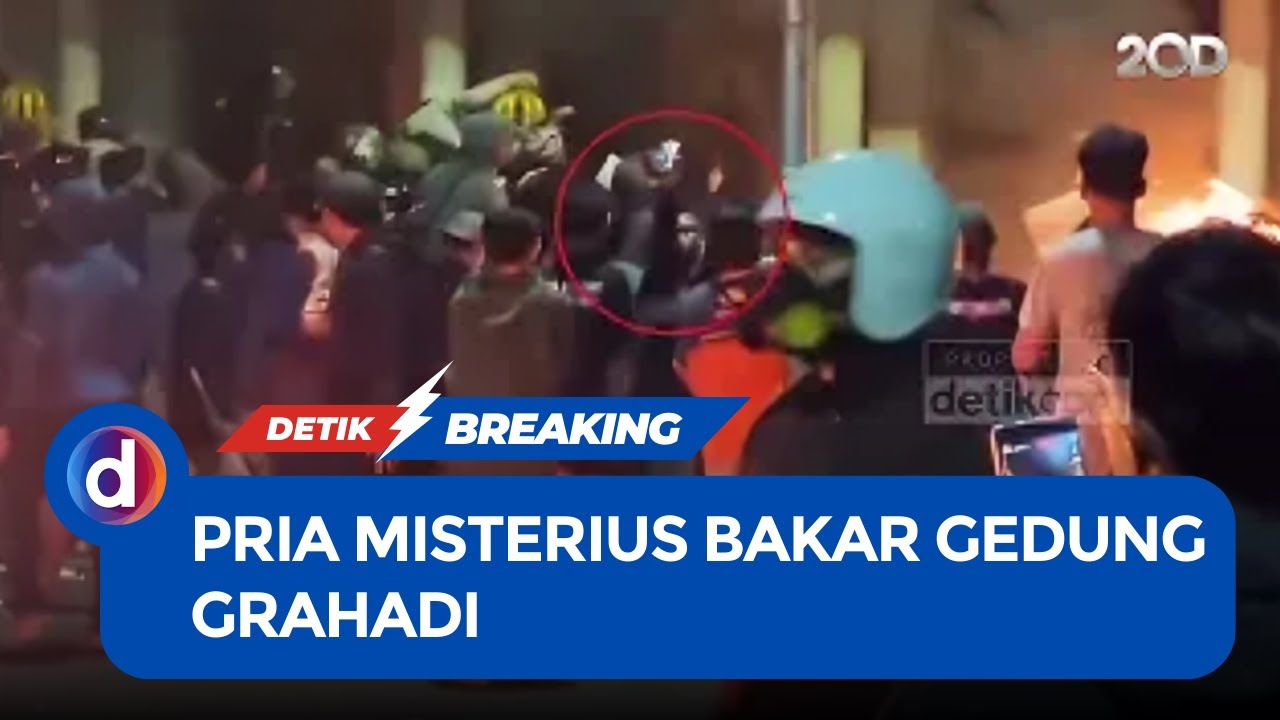 Detik-detik Pria Misterius Lempar Kayu Membara ke Gedung Grahadi