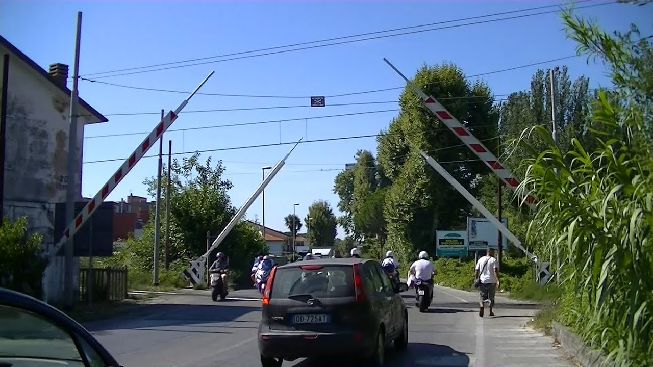 Spoorwegovergang Viareggio (I) // Railroad crossing // Passaggio a livello