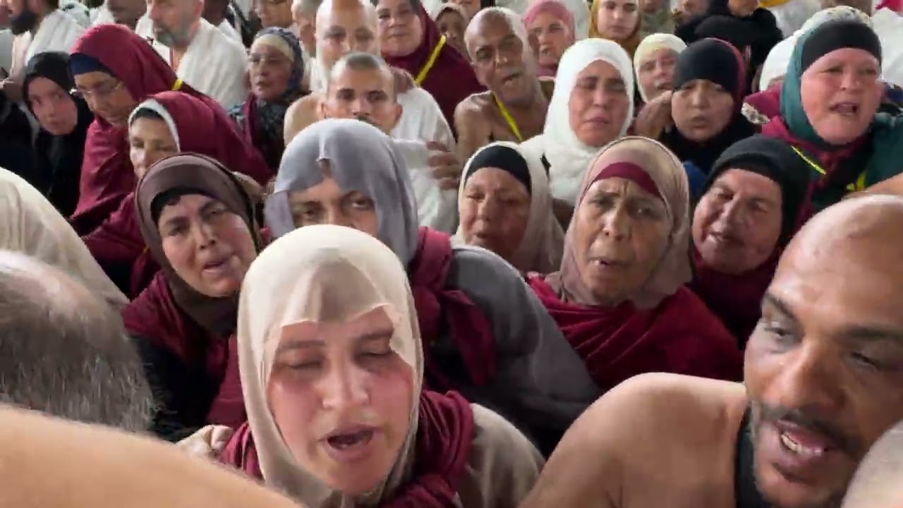 ✨ أثناء الطواف حول الكعبة المشرفة 🕋🤍اللهم تقبل منهم عمرتهم واكتبها لهم في ميزان حسناتهم🤲