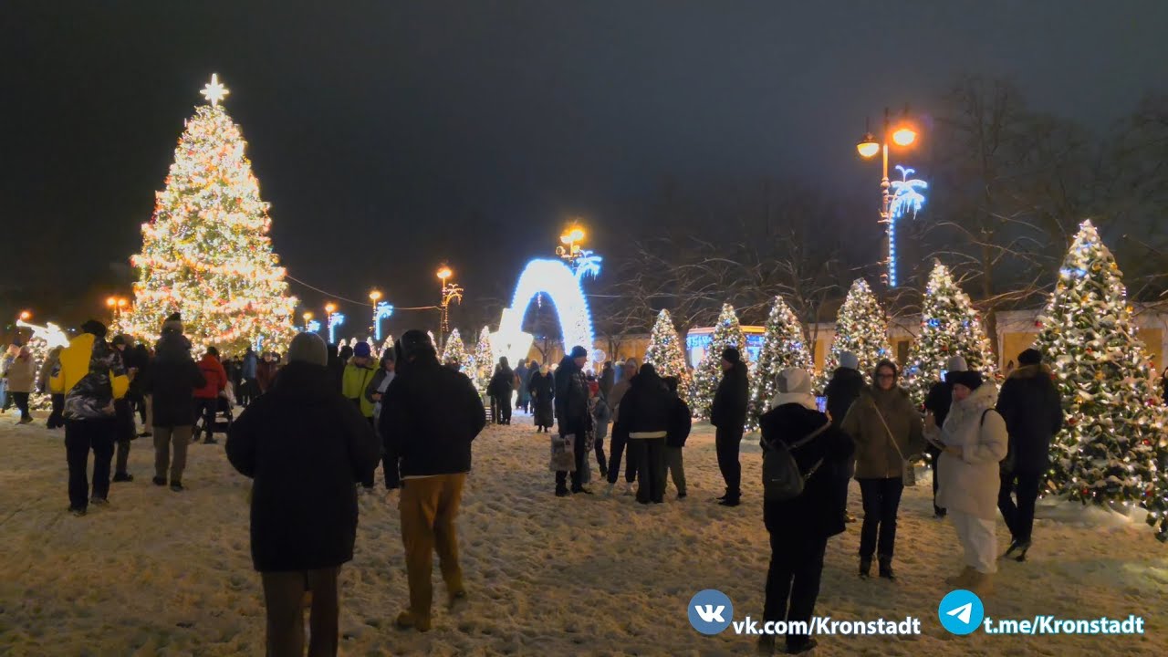 Новогодние праздники, люди гуляют по Якорной площади. 04.01.2026 г.