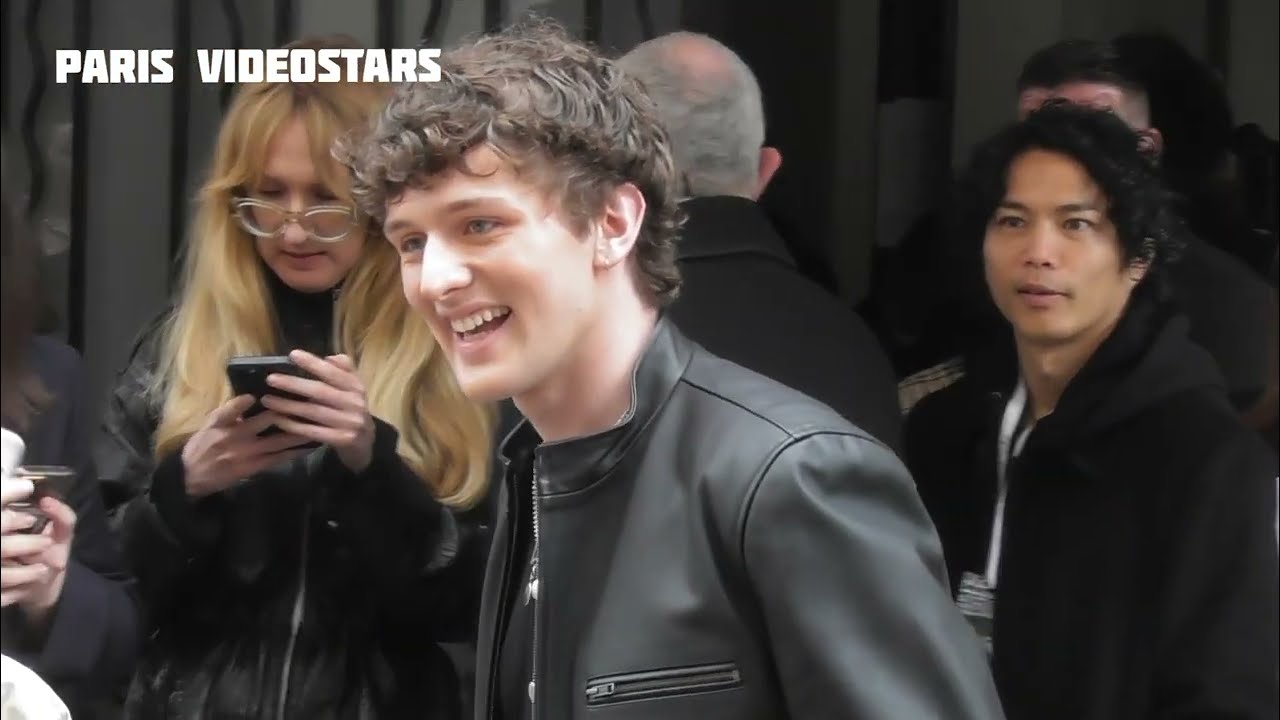 Bastiaan Star Academy arrive au défilé Agnès B le 9 mars 2026 lors de la Fashion Week