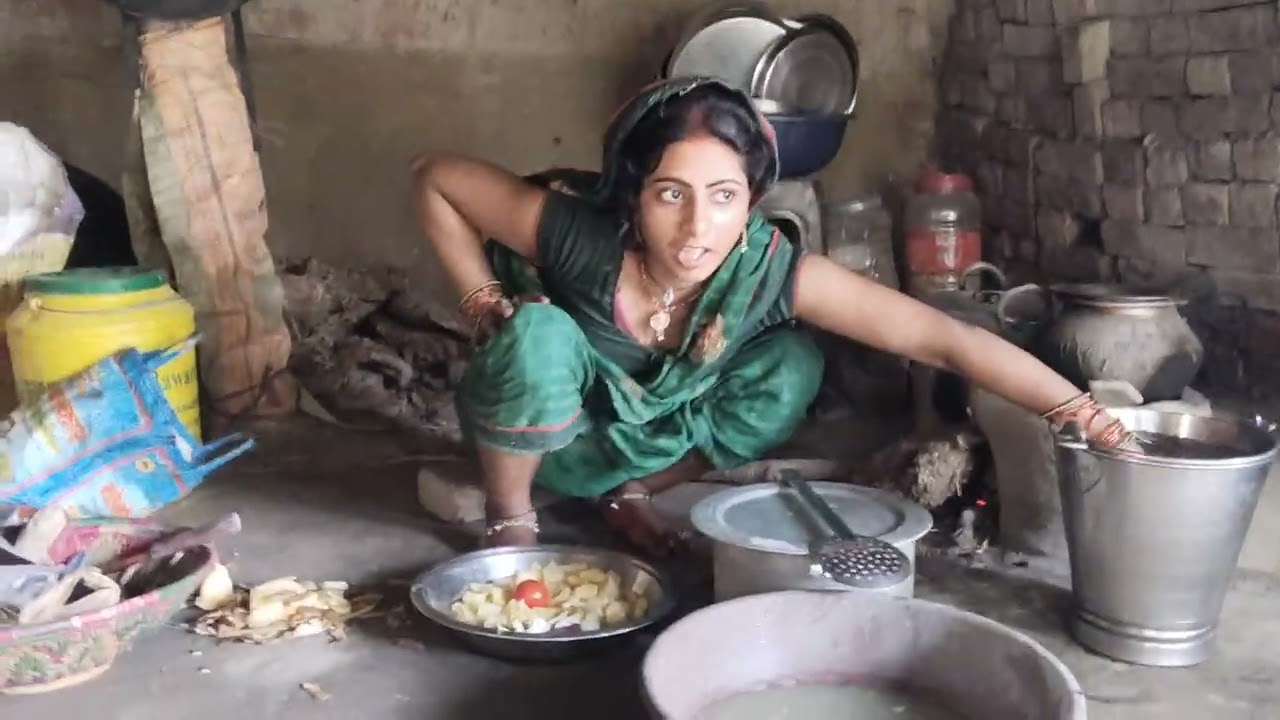 आलू बैगन टमाटर सब्जी गांव में कैसे बनाते हैं #rajveer#pooja#poojavillagekitchen 