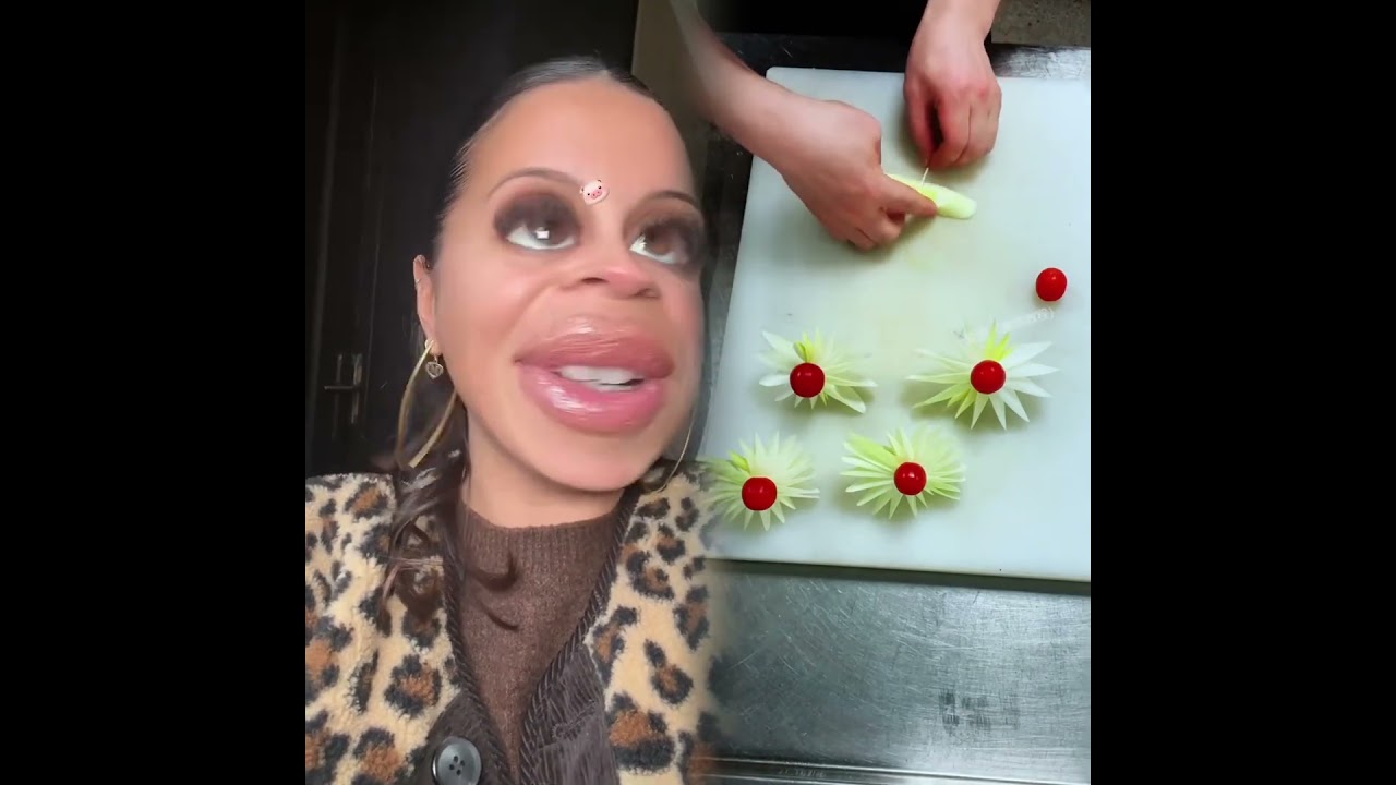 Soyez pas trop col&egrave;re 😂 #pourtoi#overline#overlinednedlips#makeuptutorial#pov