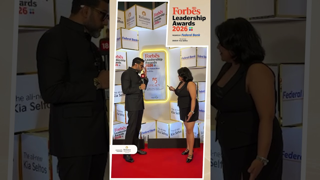 На красной дорожке церемонии вручения премии Forbes Leadership Awards болливудский актер Абхишек ...