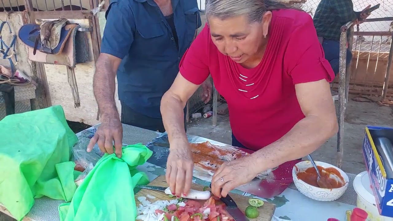 Sarandeando y empapelando pescado en vicam sonora