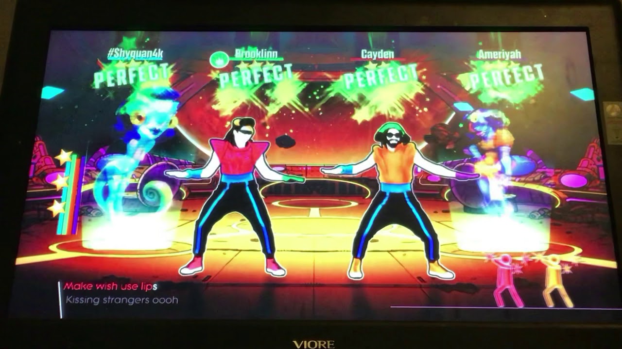 Just Dance 2018 - 4 Player Versus - Part 36 - Kissing Strangers