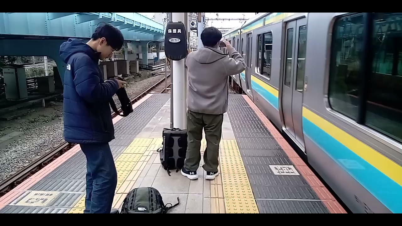 おおさき　えきで　おおさきえき１４じ２２ふんちゃく　ぼうそう　はんとうのＥ２３３けいの　だい３へんせいのＴＫしゅつ　じょう　かいそう　しんじゅくいき　でんしゃが　とうちゃくする　ところを　とったよ