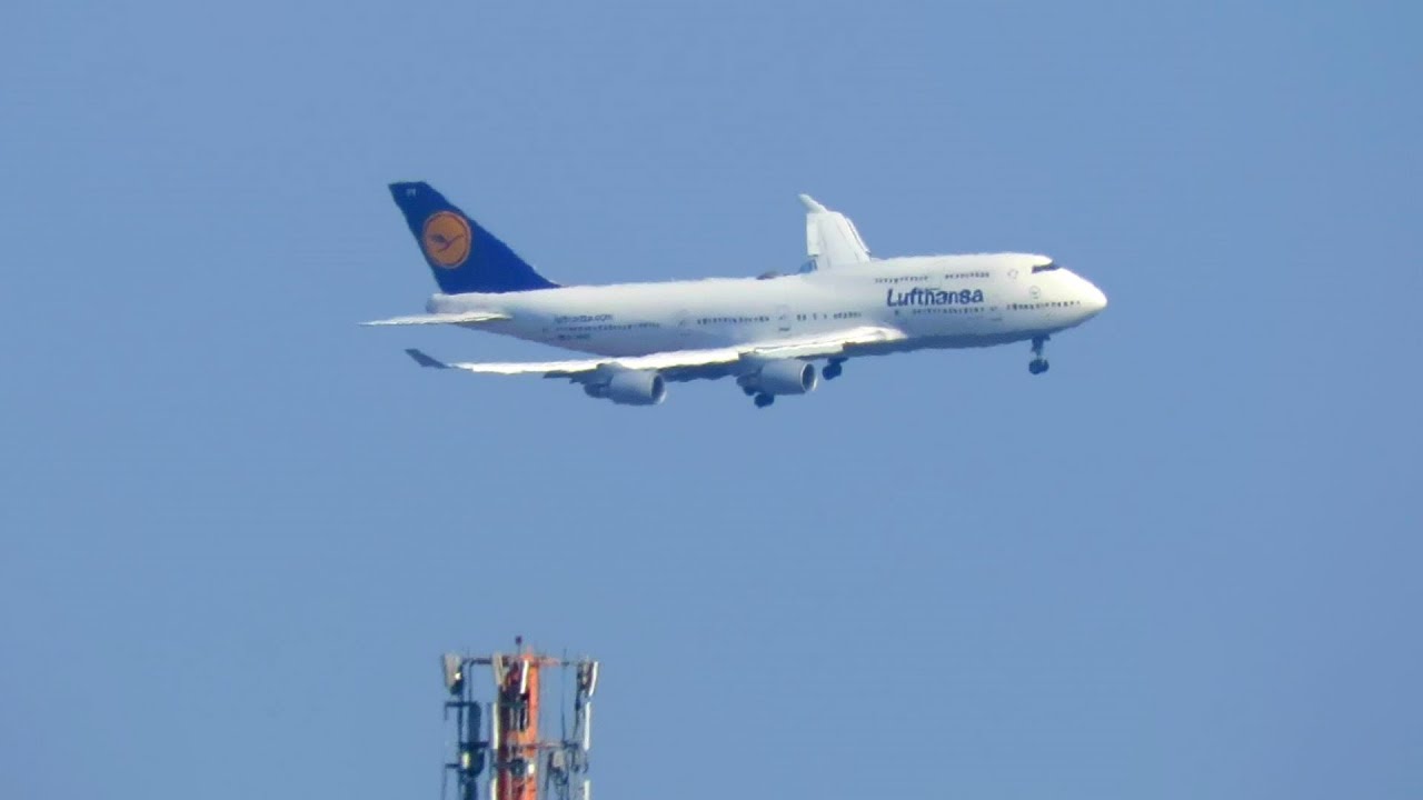 747 VISUAL RUNWAY CHANGE on FINALS! Lufthansa 747-400 catching up on American A319 at Toronto YYZ!