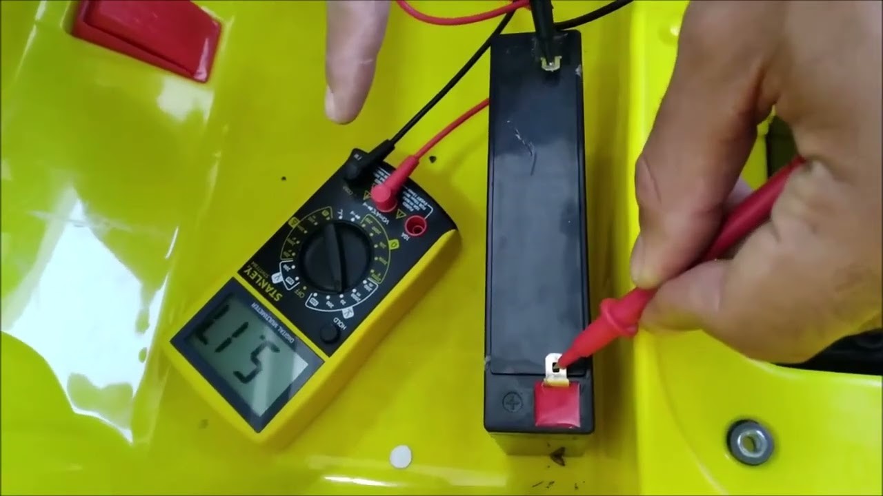 Carrinho elétrico 6v. teste quanto de carga tem a bateria e se o carregador passa carga multímetro