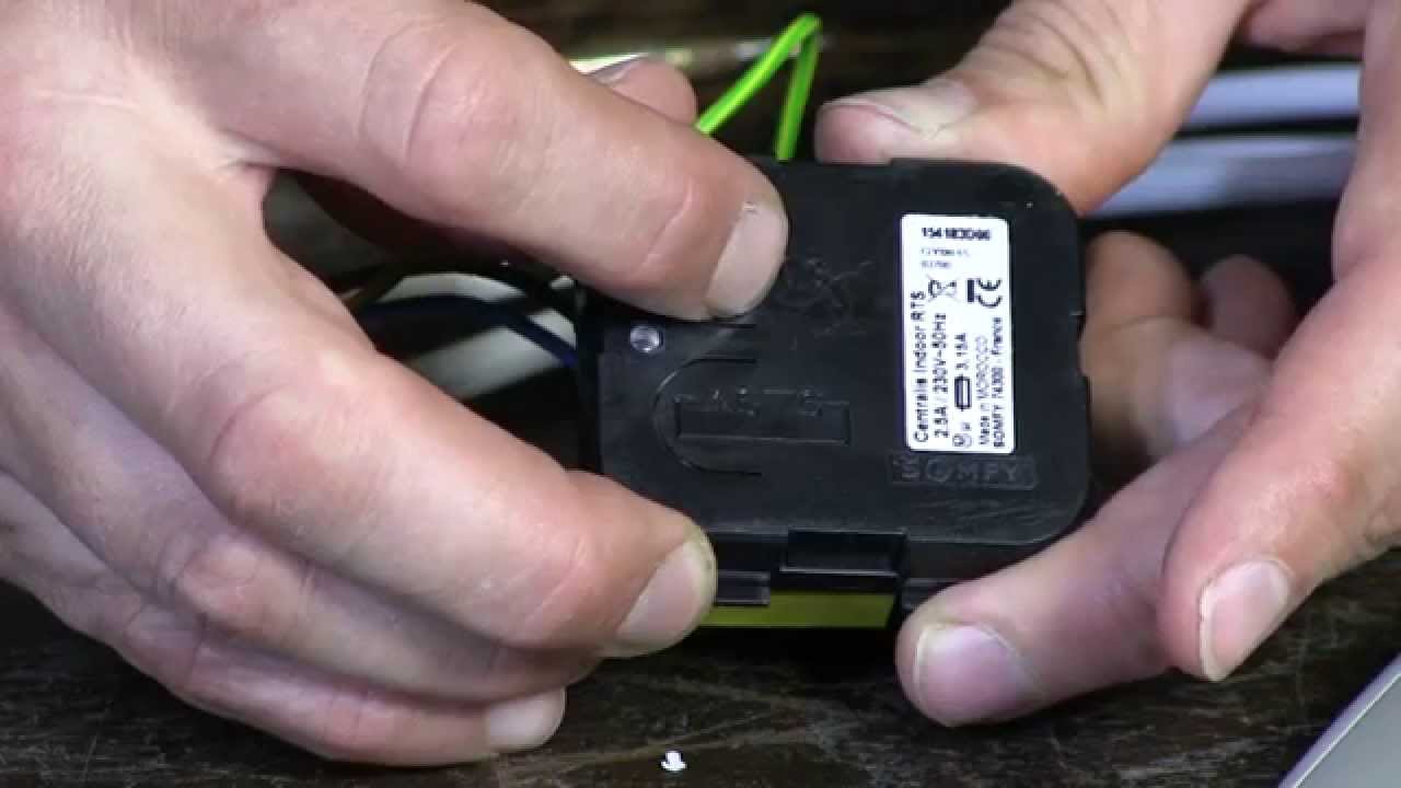 Zo sluit je de Somfy centralis indoor RTS aan en koppel je de afstandsbediening