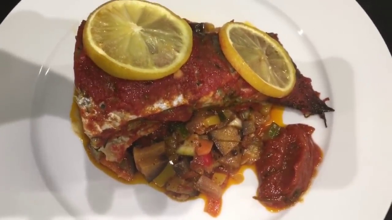 Délicieux poisson farci au four (barramundi )avec sa sauce ratatouille