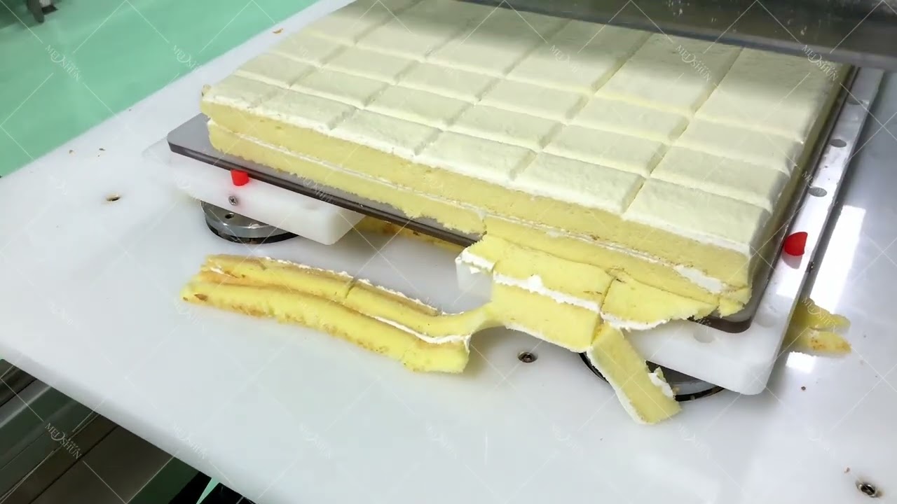 Vanilla cake slicing -ultrasonic cake cutting machine