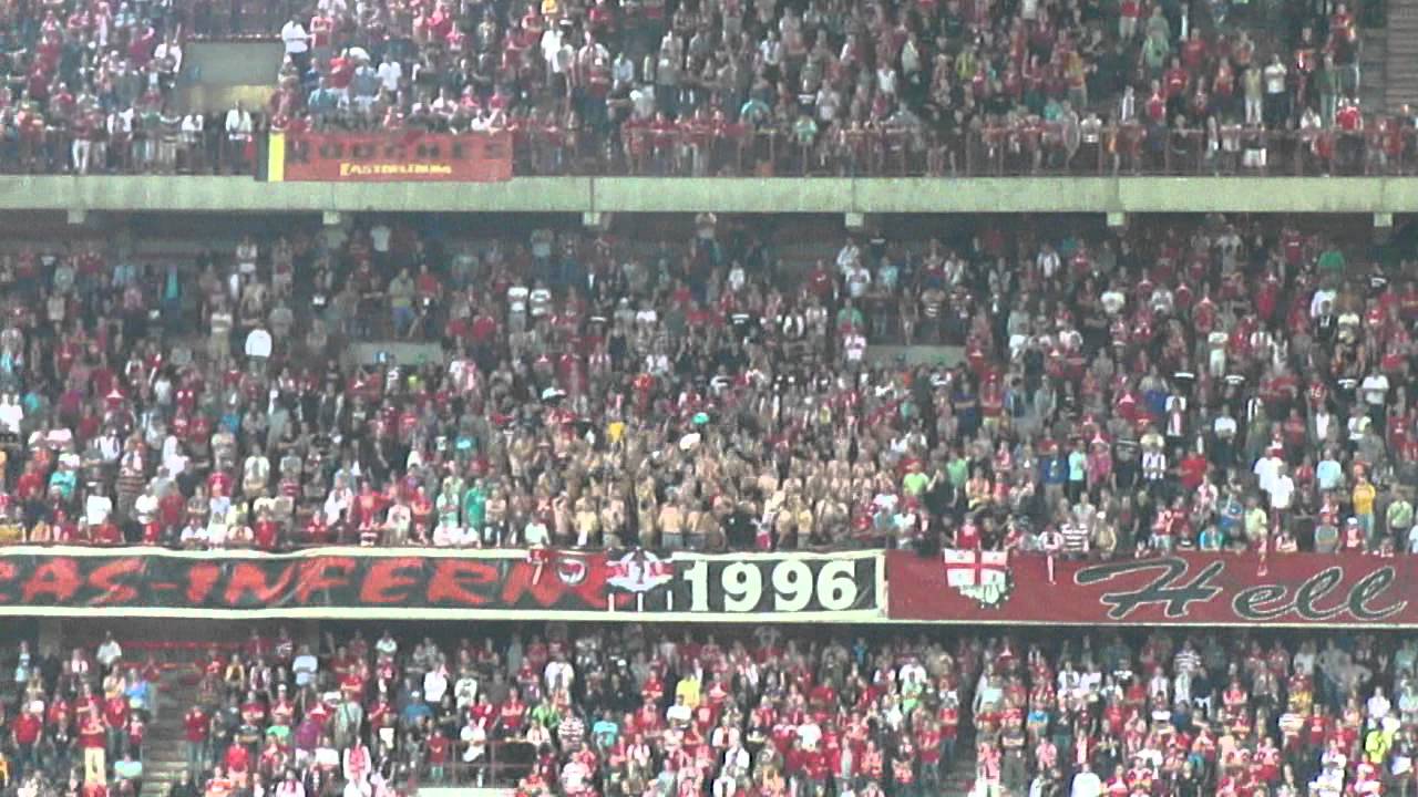 Ultras Inferno 1996 van Standard gooien leuk met shirtjes