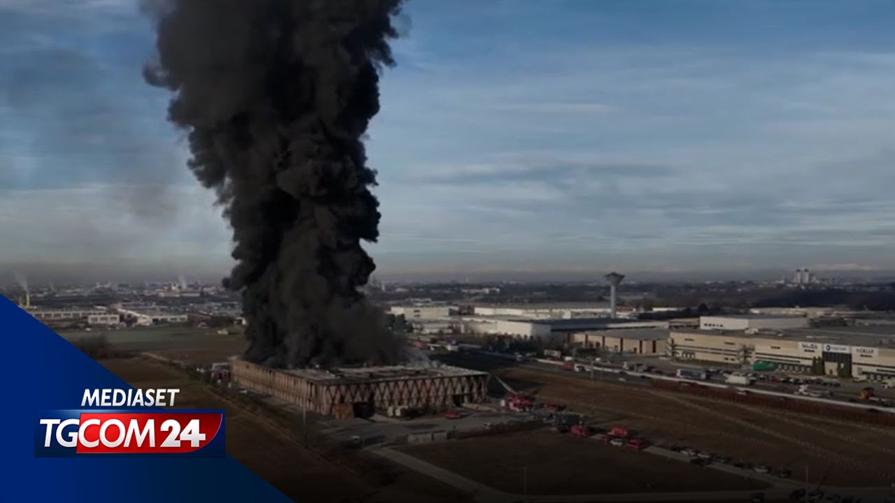 Brianza, maxi incendio in un capannone industriale