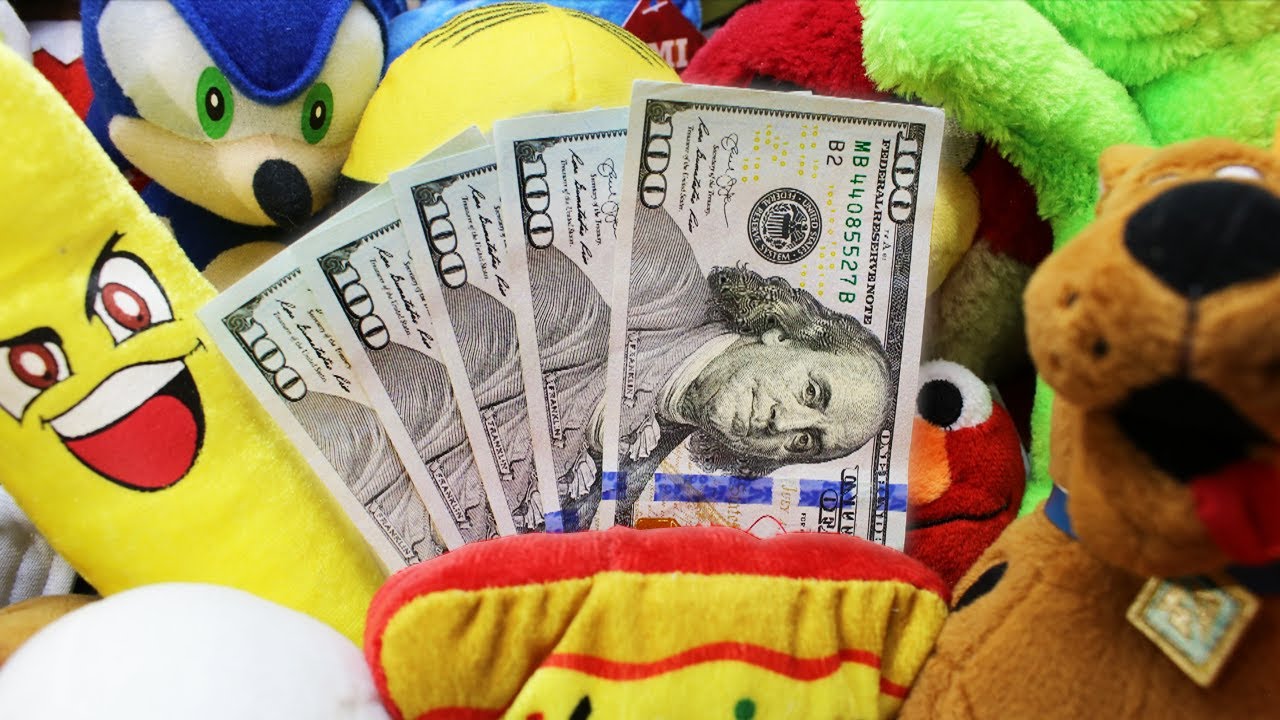 Winning $100 bills from the Claw Machine!