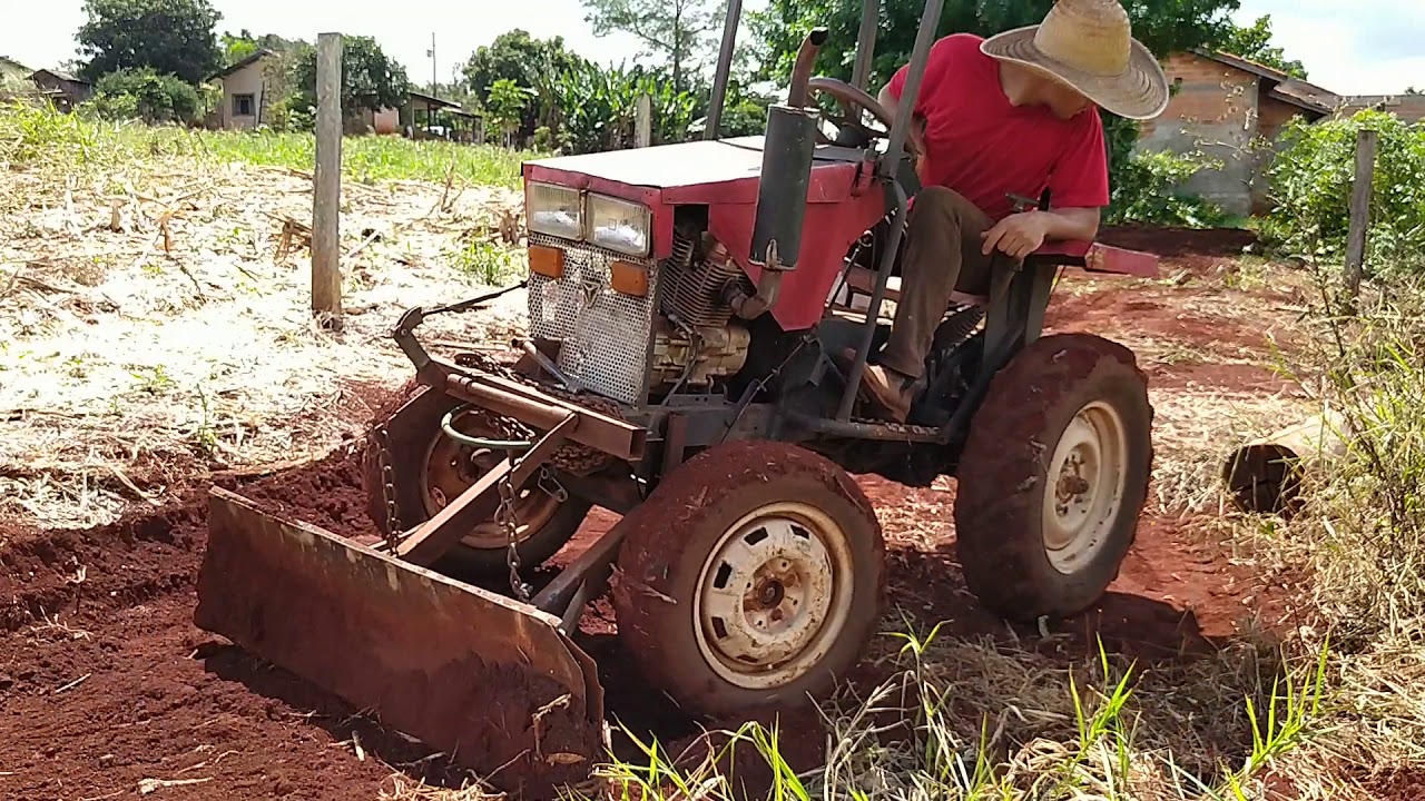 Abrindo estrada com o trator caseiro