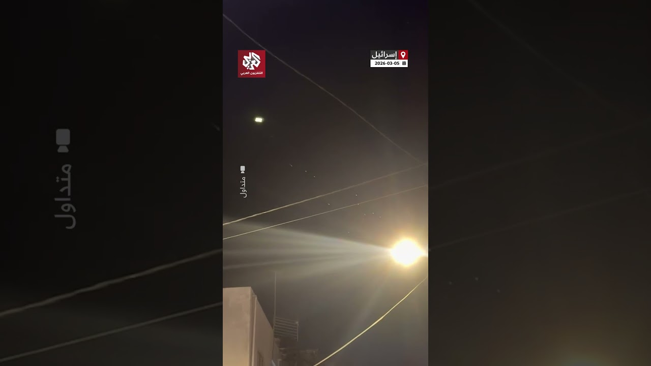 تشظى إلى عشرات الأجزاء.. لحظة انشطار صاروخ إيراني في سماء تل أبيب بمجرد اعتراضه