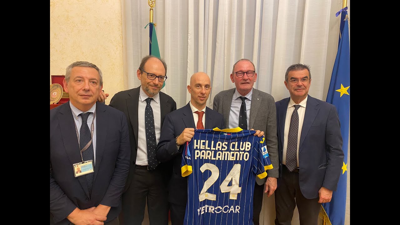 Preben Elkjær Larsen firma la maglia dell'Hellas Club Parlamento a Montecitorio