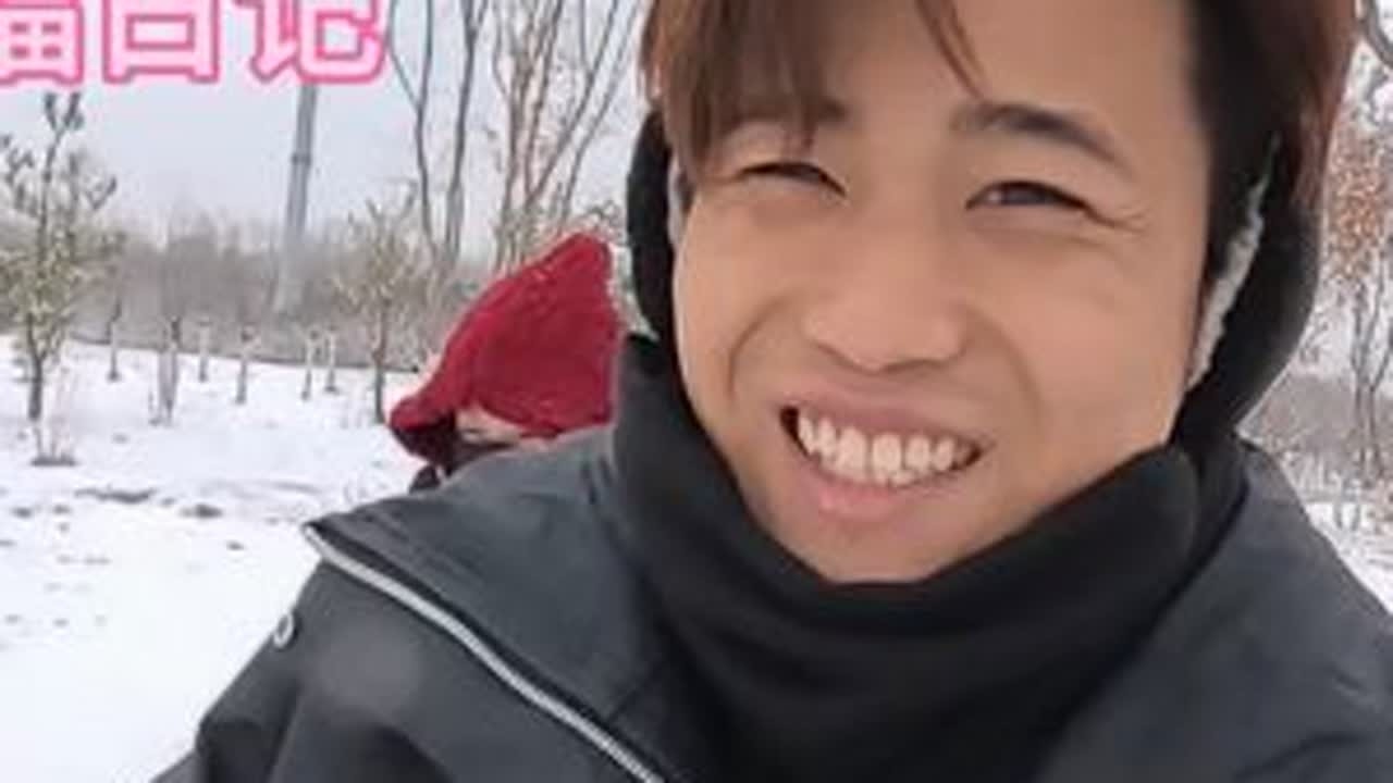 下雪啦下雪啦，和老婆孩子一起出来打雪仗吧 #在拍一种很新的vlog #家庭生活 #打雪仗 #幸福的味道