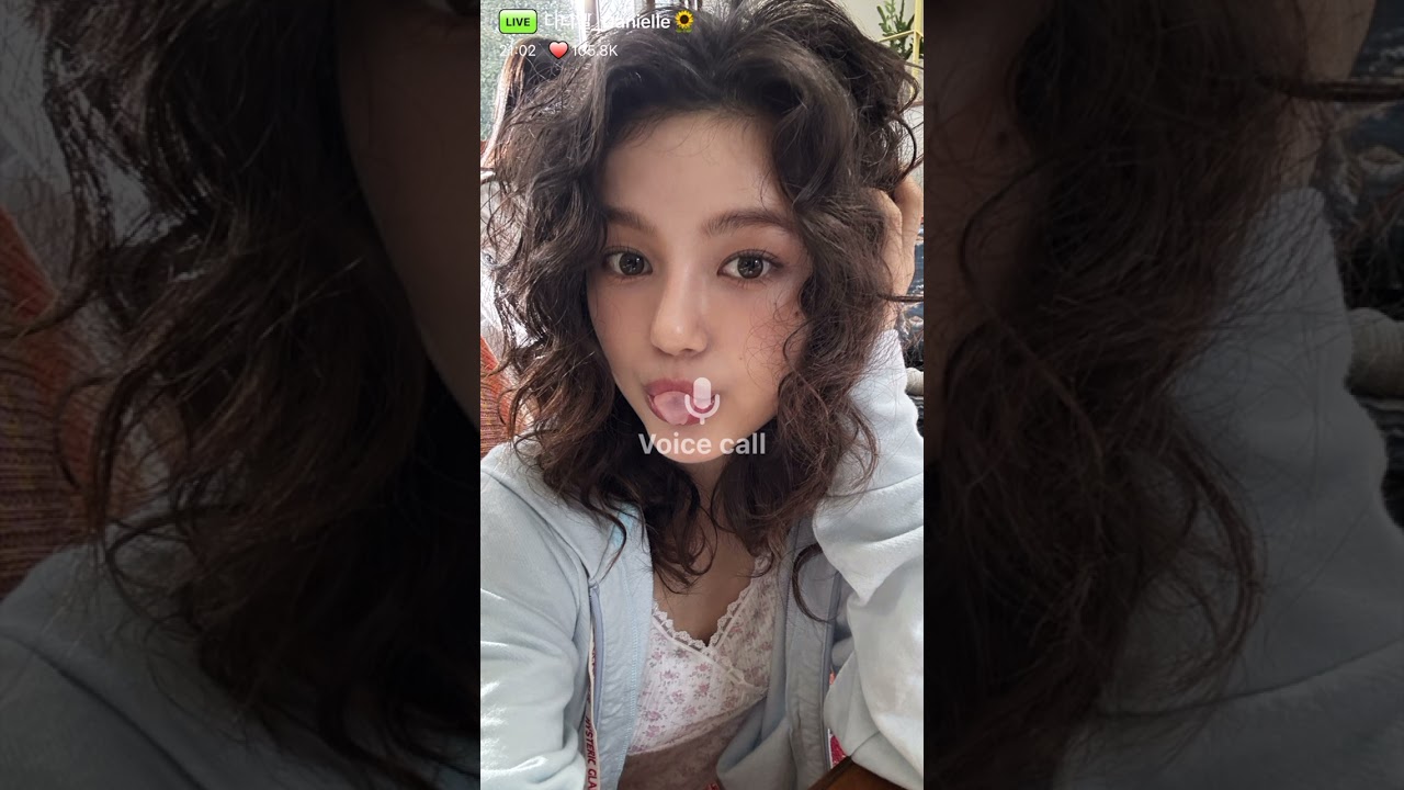Danielle NewJeans Phoning Live Video Call 25112024