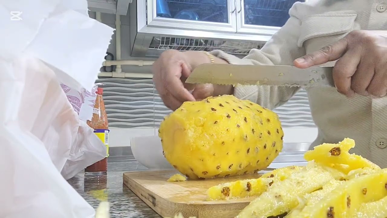 Lets remove the skin & eyes from the Pineapple 🍍 #viralvideo #slicing #fruits 