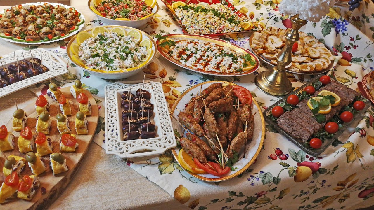 Svečani sto 4 - pileći rolat sa kajsijama, pate sa konjakom, kofte, urme i punjene pečurke, salate