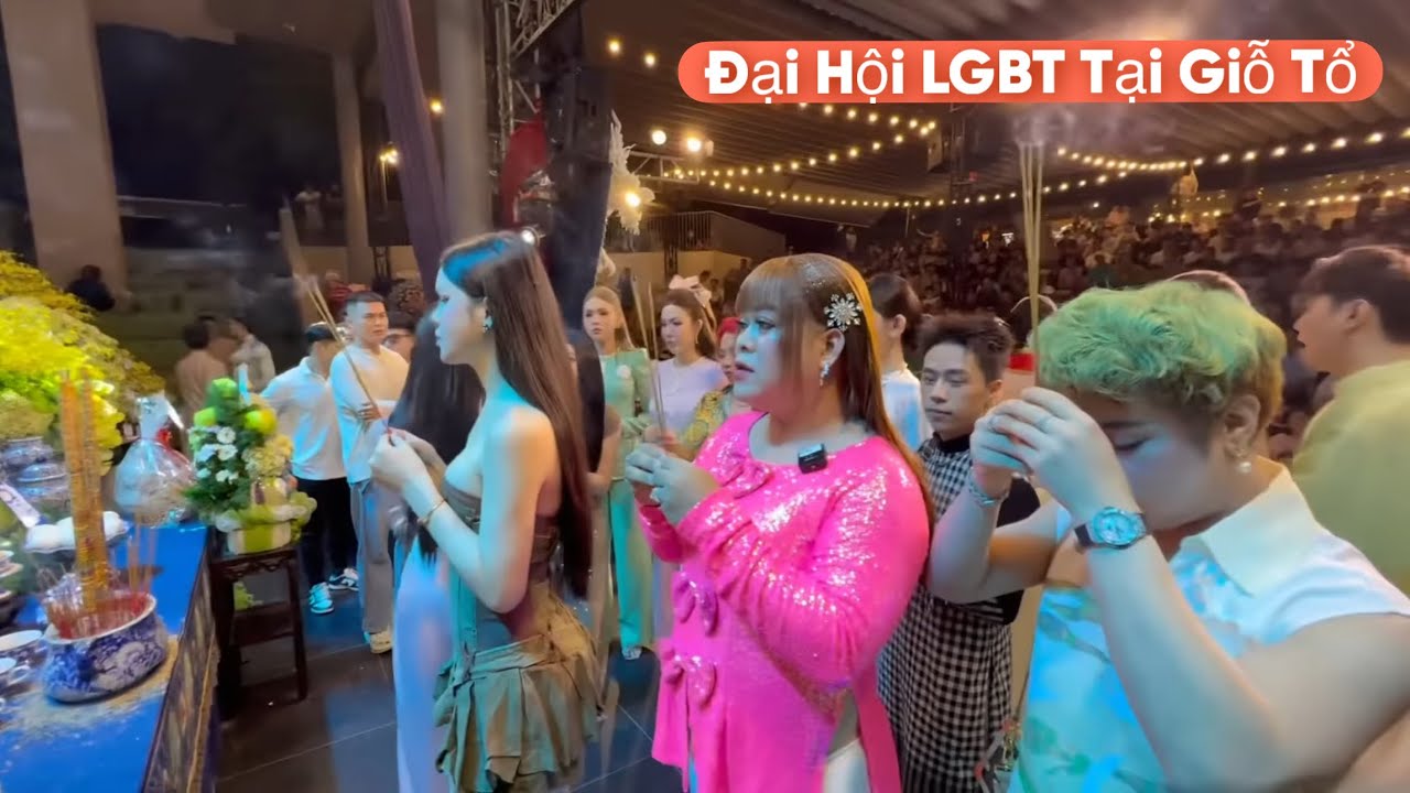 Đại Hội LGBT Tại Sân Khấu Giỗ Tổ Thu Phương Gặp Bất Ngờ Khi Làm Lễ