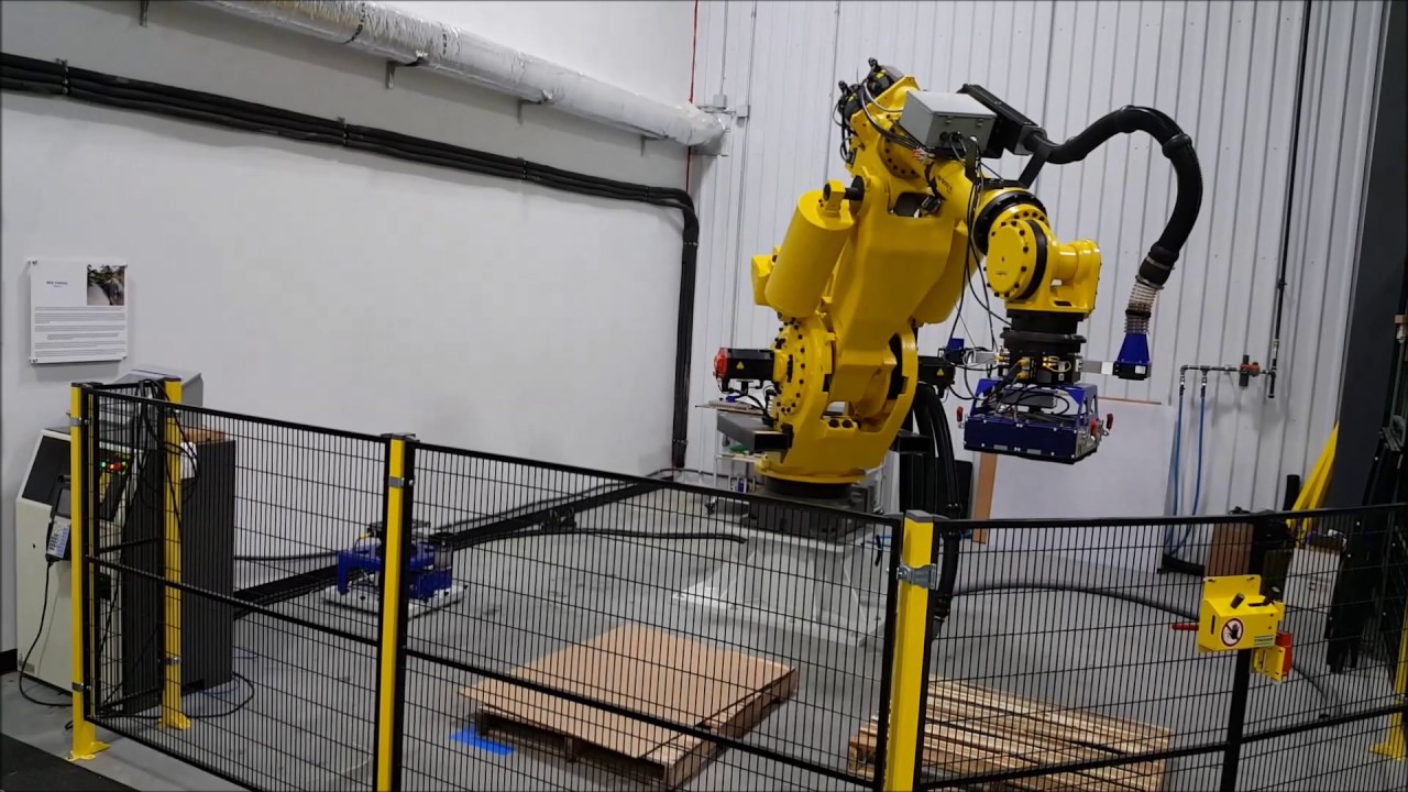 SBX Vacuum Gripper on Robot Handling Pallets includes CHEP