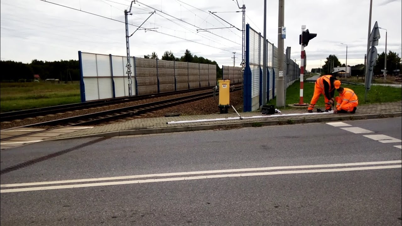 Złamany szlaban na przejeździe kolejowym w Biadolinach