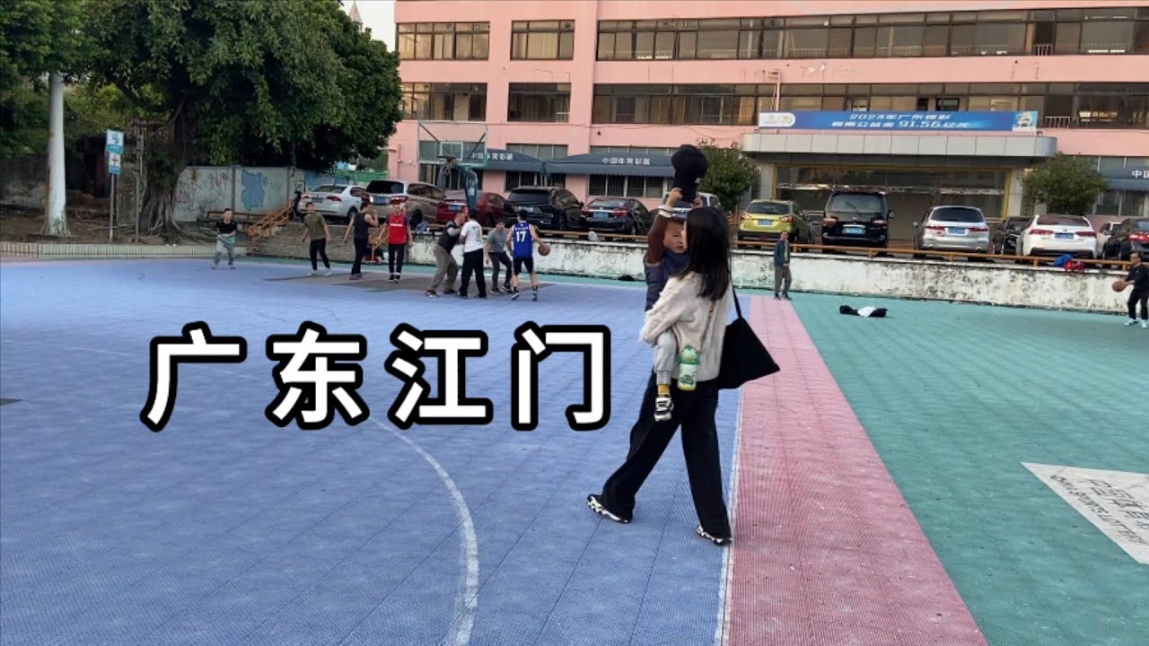 逛广东省江门市蓬江区跃进路 走了三天脚底水泡肉裂开了 开放的篮球场本地市民打打篮球 超长的绿灯足可以吃个饭 China jiangmen city downtown explore