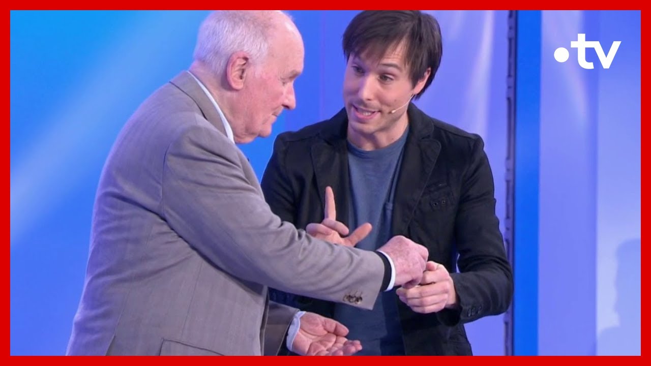 Michel Bouquet ébahi devant Luc Langevin, illusionniste - Vivement Dimanche - 26 février 2023