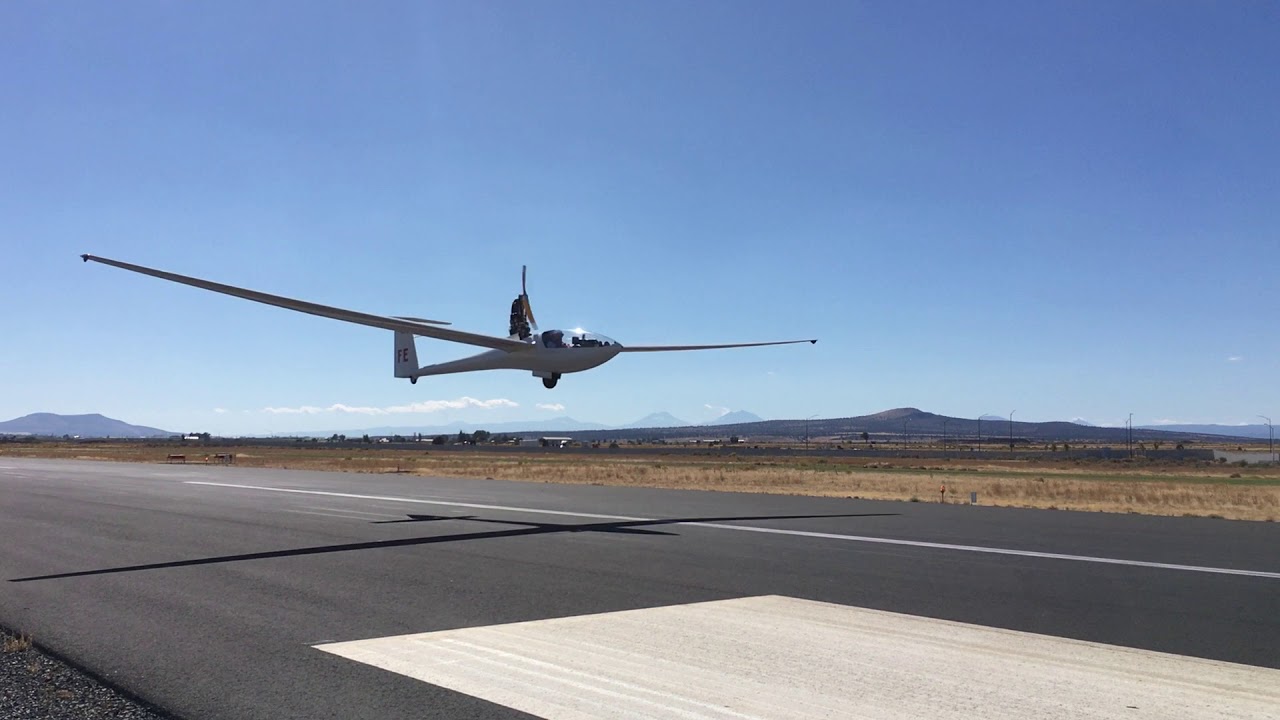 DG400 motorglider taking off.