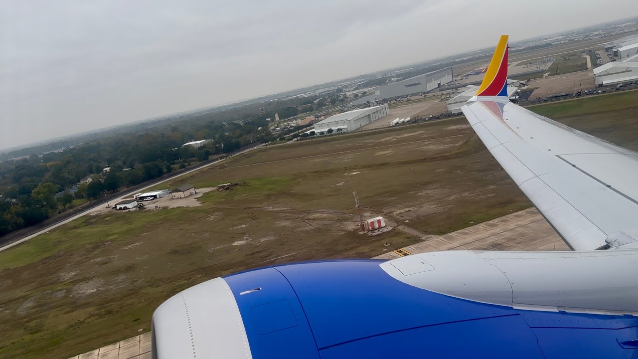 4K | Southwest Airlines Boeing 737 MAX 8 (N8979L) Overcast Morning Houston Hobby Takeoff