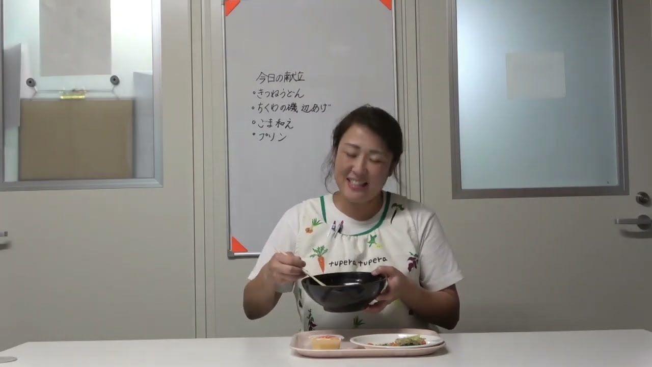 ともべ幼稚園　今日の給食「きつねうどん」を食べる