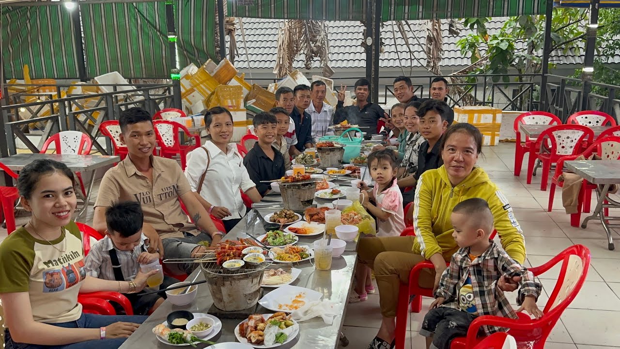 Cảm ơn Cô Mười ở Mỹ đã gửi 200 USD dẫn anh em tem Văn Xinh Đoàn đi ăn quán bao bụng 