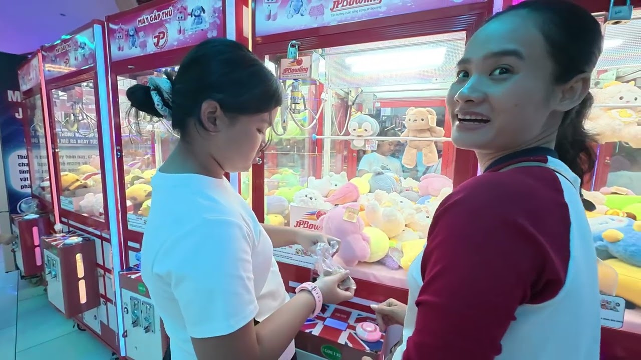 Harry Zoey đi Gigamall chơi cùng chú Hiệp