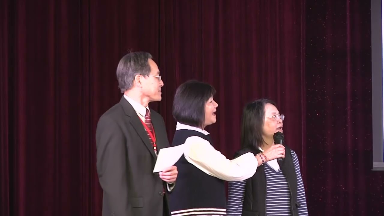 全體理事與志工們 一起合唱「期待再相會」宇哲會長 贈送會員祝福的紅包 北加州臺灣長輩會2026 年春節暨年會