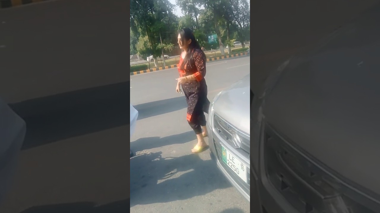 Traffic Police or ladki m garma garmi Traffic Police in full action Traffic Police Lahore Pakistan