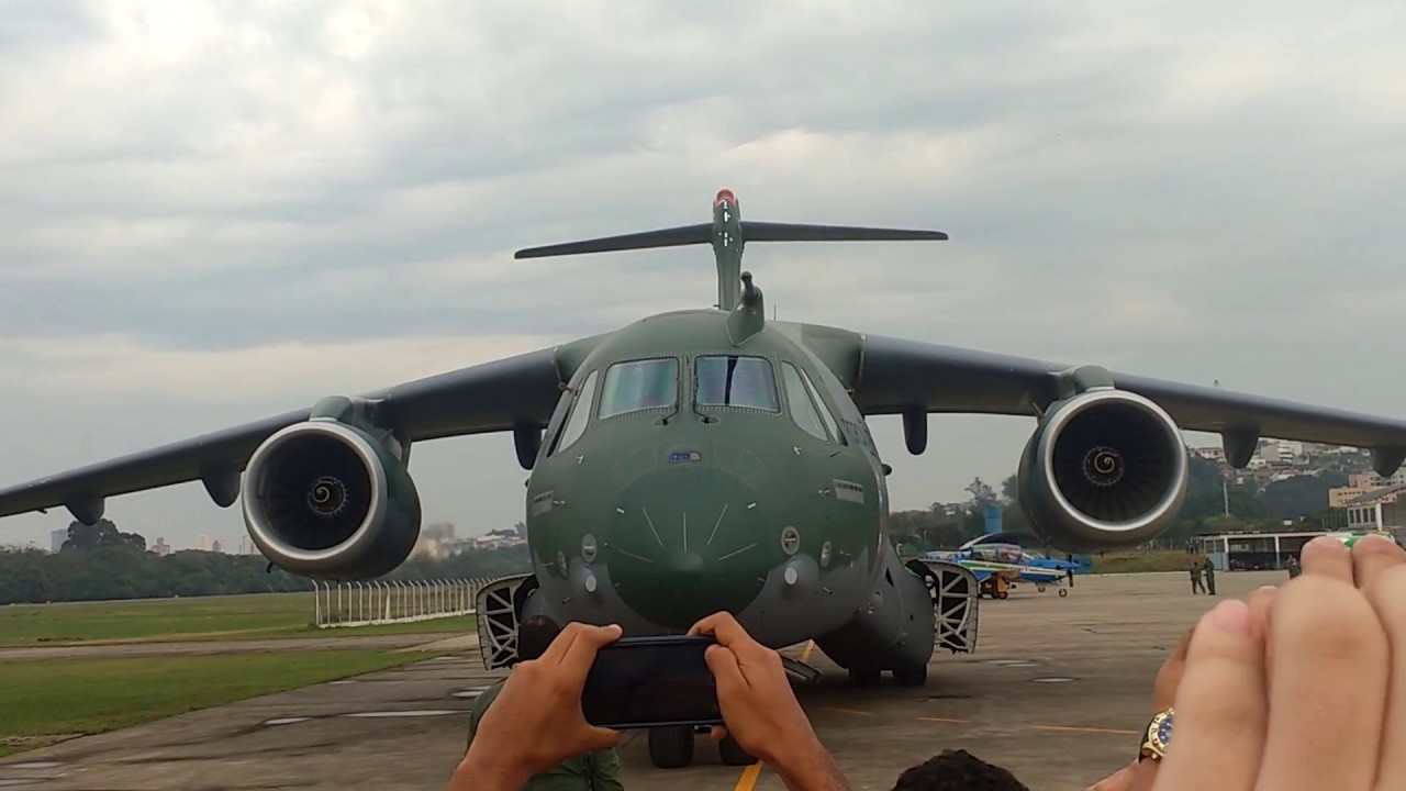 Domingo Aéreo 20/08/17 campo de Marte pouso do KC 390