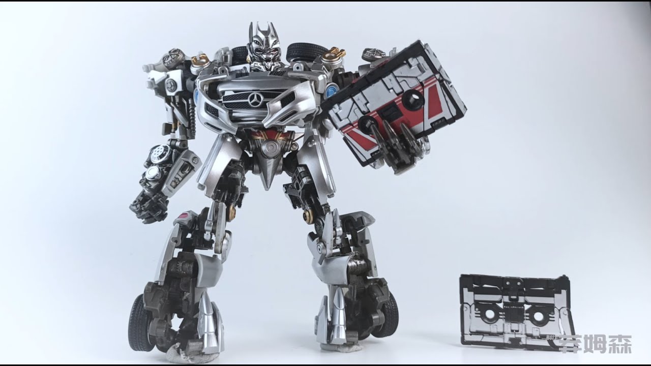 Stop Motion Animation：Soundwave Evolution Transformation.NA Mista By Mangmotion变形金刚定格动画：声波玩具进化