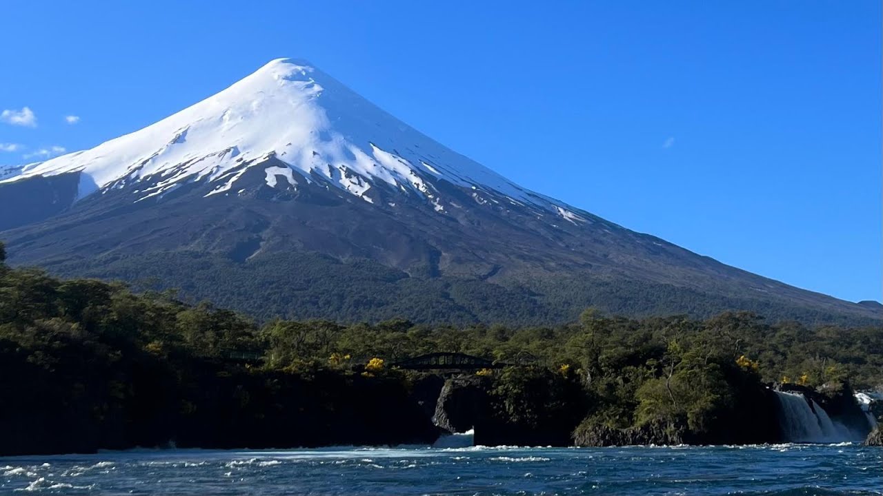 Skiing from the top of Volcán Osorno, Chile