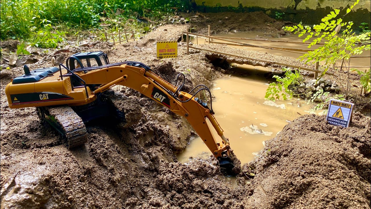 Rc Excavator CAT WL 16800 Dredging Soil and Rocks in River | Construction Vehicles